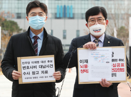 국민의힘 이재명 비리 국민검증특별위원회 소속 윤창현(오른쪽) 의원과 홍종기(왼쪽) 변호사가 18일 오후 경기도 수원시 영통구 수원지방검찰청에서 이재명 더불어민주당 대선후보의 변호사비 대납 의혹 관련 고발장을 제출하기에 앞서 발언하고 있다.연합뉴스